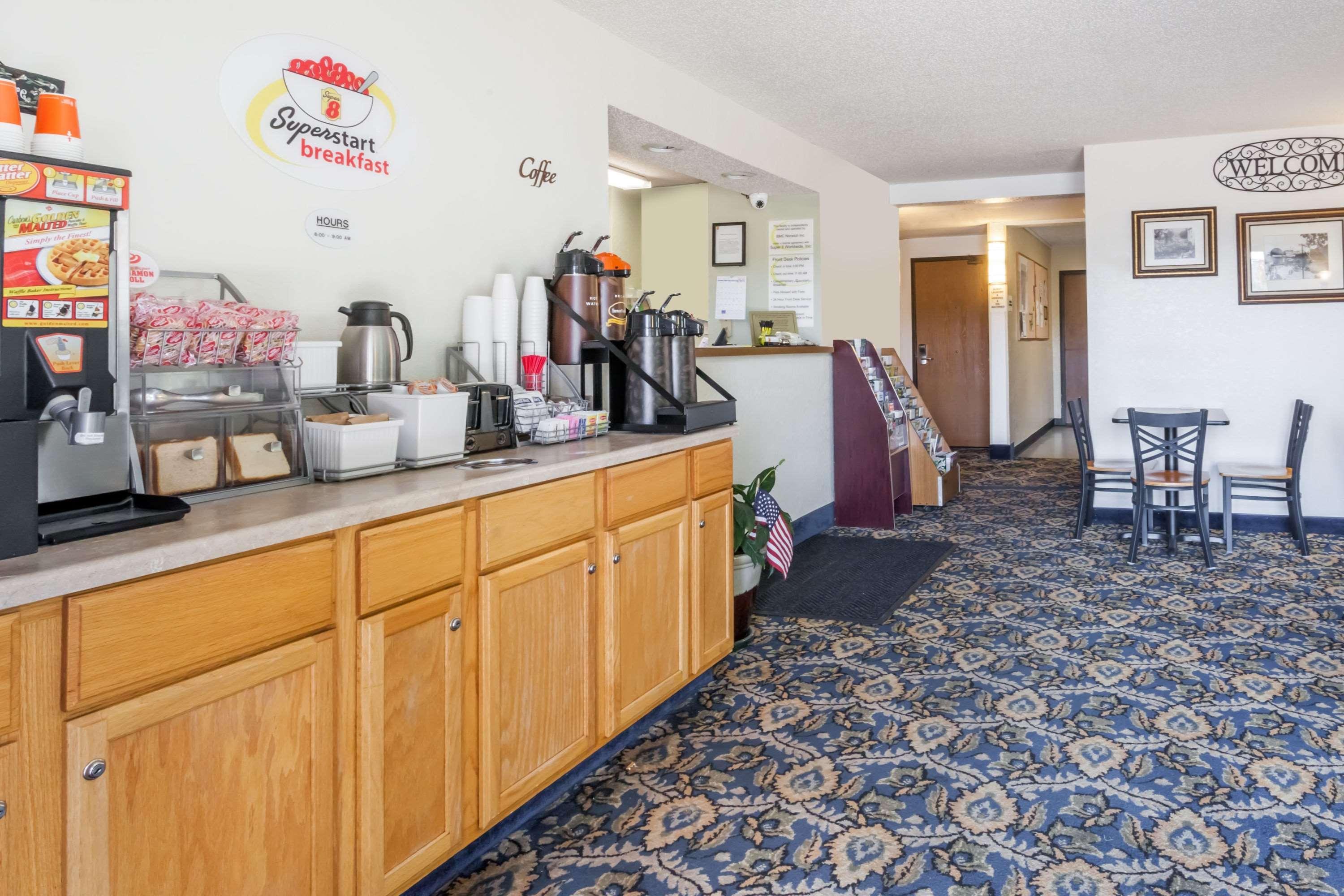 Super 8 By Wyndham Norwich Hotel Buitenkant foto
